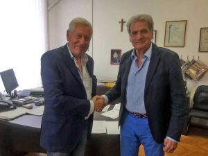 Il passaggio di consegne tra il sindaco Giovanni Arena e il suo predecessore Leonardo Michelini