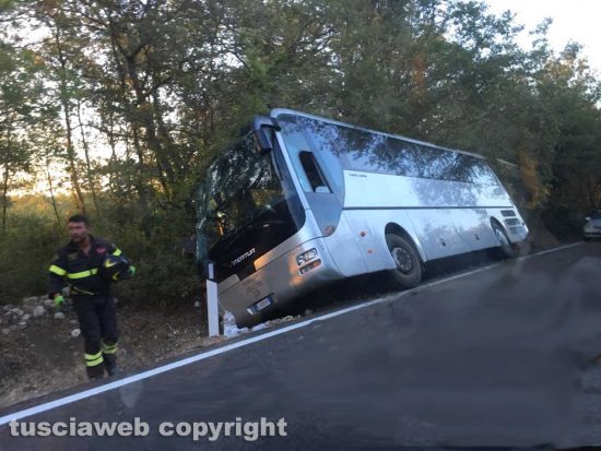 Tarquinia - Bus carico di bambini fuori strada in una cunetta