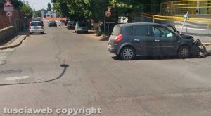 Viterbo - Via Porsenna - Auto contro un palo a Santa Barbara