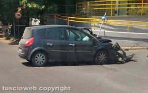 Viterbo - Via Porsenna - Auto contro un palo a Santa Barbara