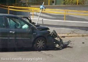 Viterbo - Via Porsenna - Auto contro un palo a Santa Barbara