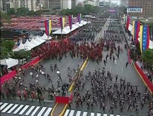 Caracas - I soldati si danno alla fuga dopo le esplosioni