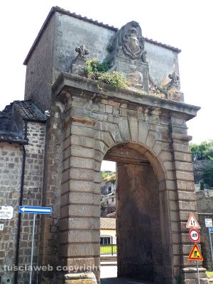 Viterbo - Porta Faul nel degrado