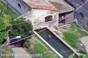 Tarquinia - Nudi nel fontanile dell'ex Mattatoio