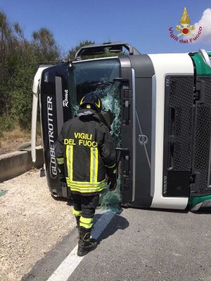Civitavecchia - Autoarticolato si ribalta sull'Aurelia 