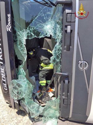 Civitavecchia - Autoarticolato si ribalta sull'Aurelia 