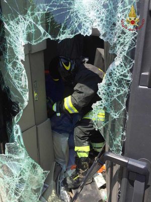 Civitavecchia - Autoarticolato si ribalta sull'Aurelia 