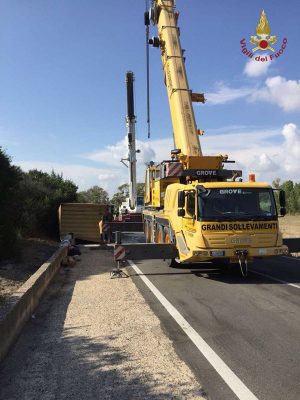 Civitavecchia - Autoarticolato si ribalta sull'Aurelia 