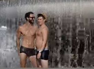 Roma - Bagno nudi all'Altare della Patria