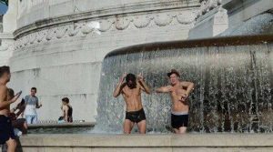 Roma - Bagno nudi all'Altare della Patria