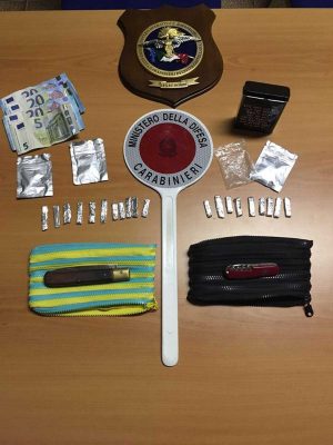 Civita Castellana - La droga e il materiale sequestrato dai carabinieri 