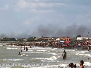 L'incendio a Marina Velka visto da Tarquinia lido
