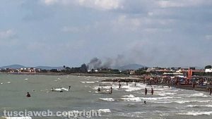 L'incendio a Marina Velka visto da Tarquinia lido