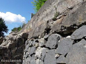Bolsena - Il muro di contenimento della cassia