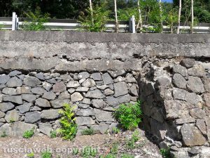 Bolsena - Il muro di contenimento della cassia
