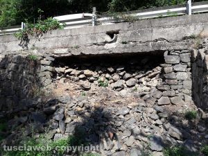Bolsena - Il muro di contenimento della cassia