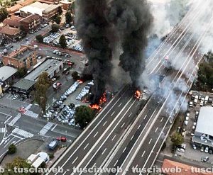 Bologna - Tir esplode sul raccordo