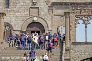 Viterbo - Turisti a Palazzo dei Papi