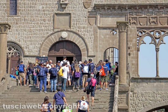 Viterbo - Turisti a Palazzo dei Papi
