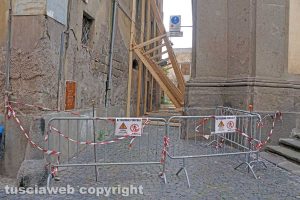 Viterbo - Palazzo pericolante in via del Gonfalone