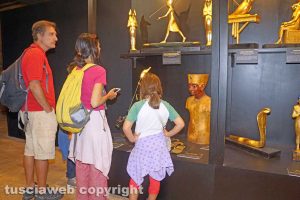 Viterbo - Turisti alla mostra di Tutankhamon