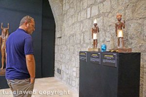 Viterbo - Turisti alla mostra di Tutankhamon