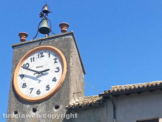 Capodimonte - L'orologio del centro storico visto dal Palazzo Farnese