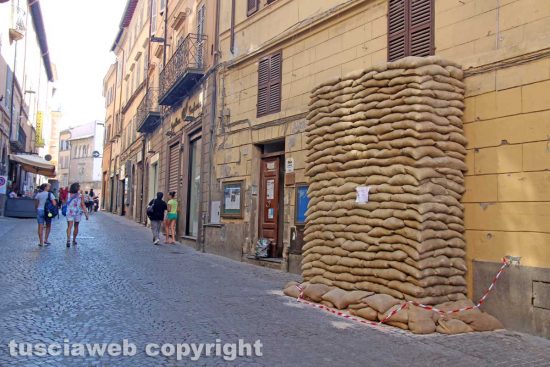 Viterbo - I lavori per le riprese di Catch-22 - Via Roma
