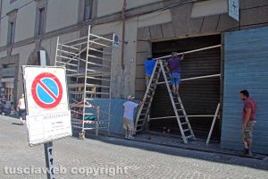 Viterbo - I lavori in via Cavour per le riprese di Catch-22