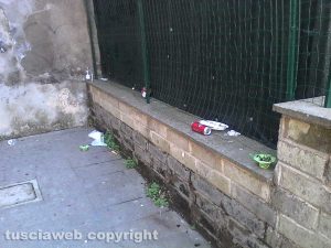 Bagnaia - Degrado al collegamento tra il pargheggio e la piazza