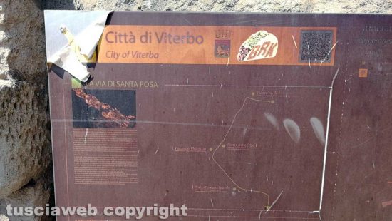 Viterbo - Il cartello turistico a porta Romana