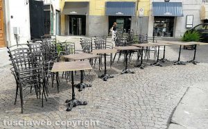 Viterbo - Le sedie incatenate a piazza delle Erbe