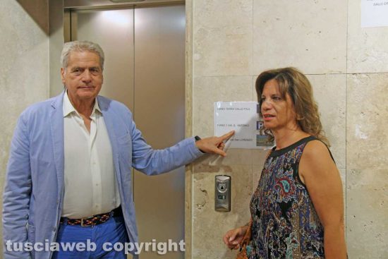 Il sindaco Giovanni Arena e l'assessora Laura Allegrini alla nuova fermata dell'ascensore in via Sant'Antonio