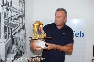 Viterbo - Silvio Cappelli con il modellino della macchina del Santissimo Salvatore