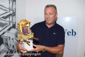 Viterbo - Silvio Cappelli con il modellino della macchina del Santissimo Salvatore