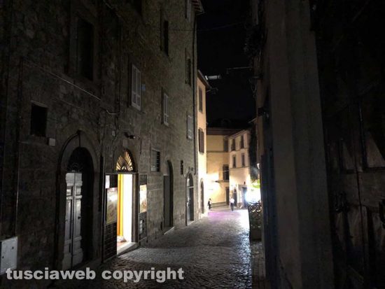 Viterbo - Via San Lorenzo al buio o quasi