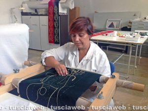 Barbara Proietti al lavoro sulle stole del corteo storico