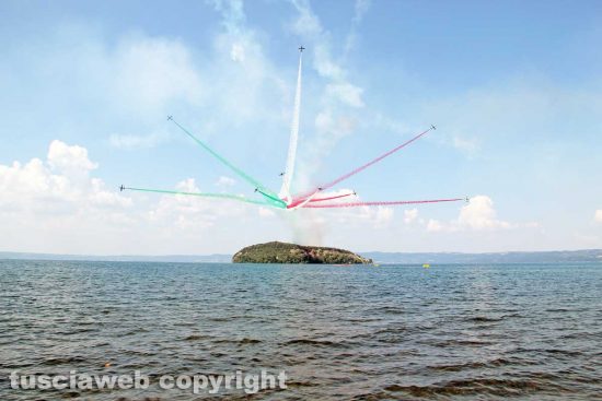 Air show - Le Frecce tricolori sorvolano il lago di Bolsena