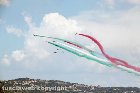 Air show - Le Frecce tricolori sorvolano il lago di Bolsena