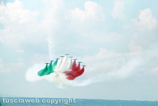Air show - Le Frecce tricolori sorvolano il lago di Bolsena