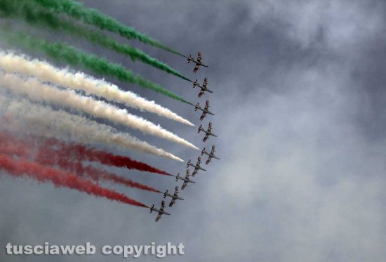 Air show - Le Frecce tricolori sorvolano il lago di Bolsena