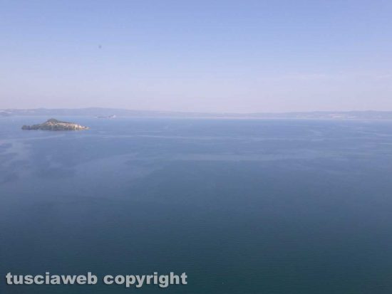 In volo sopra il lago di Bolsena