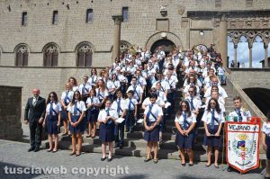La banda di Vejano sulla scalinata del Palazzo dei Papi