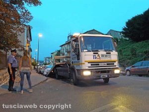 Montefiascone - Auto blocca entrata di un cancello in via Oreste Borghesi