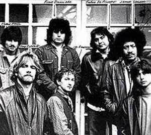 Foto interna dell'album Vai mo' - In senso orario, da sinistra in alto: Fabio Forte, Pino Daniele, Tullio De Piscopo, James Senese, Rino Zurzolo, Joe Amoruso, Tony Esposito