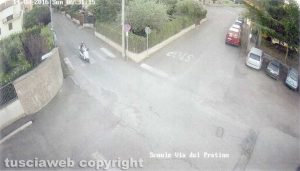 Tuscania - Omicidio Angelo Gianlorenzo - Aldo Sassara sul motorino mentre va in campagna - Per gli inquirenti indossa una camicia - Ore 6.31, via del Pratino (Capodimonte)