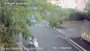 Tuscania - Omicidio Angelo Gianlorenzo - Aldo Sassara sul motorino mentre va in campagna - Per gli inquirenti indossa una camicia - Ore 6.32, via San Sebastiano (Capodimonte)