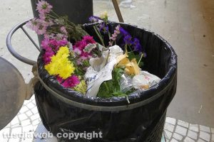 Viterbo - Incuria e sporcizia al cimitero
