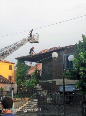 Graffignano - Tetto scoperchiato dal maltempo - L'intervento dei vigili del fuoco