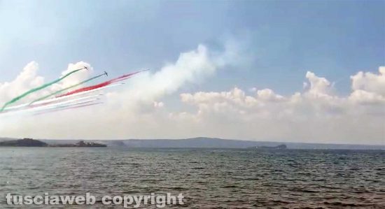Le Frecce Tricolori sorvolano il lago di Bolsena